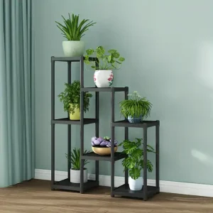 Estantería escalonada en esquina, de madera oscura, con varios niveles y diseño minimalista, ideal para exhibición de plantas o decoración interior.