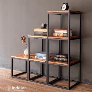 Estantería moderna con estructura metálica negra y baldas de madera, en varios niveles; ideal para libros y decoración. Diseño minimalista y elegante para el hogar.