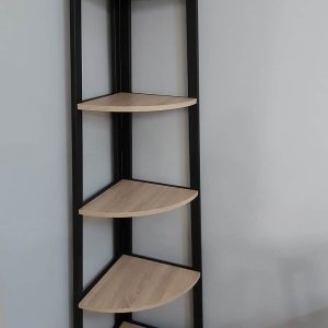 Estantería esquinera moderna con cinco niveles de madera clara y estructura metálica negra, ideal para optimizar espacio en interiores.