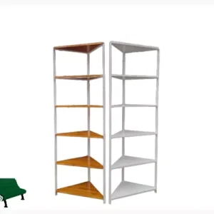 Dos estanterías esquineras con estructura metálica blanca; una con estantes de madera marrón y otra con estantes blancos. Diseño alto y delgado para aprovechar espacios de esquina.