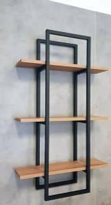 Estante de pared moderno con estructura metálica negra y tres repisas de madera clara. Diseño minimalista ideal para decoración y almacenamiento en espacios contemporáneos.