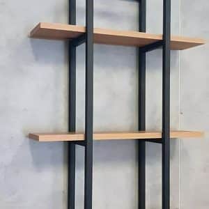 Estante de pared moderno con estructura metálica negra y tres repisas de madera clara. Diseño minimalista ideal para decoración y almacenamiento en espacios contemporáneos.