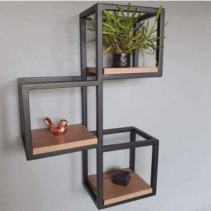 Estante de pared moderno en forma de cubos entrelazados. Estructura metálica negra con repisas de madera clara. Ideal para decorar espacios contemporáneos.