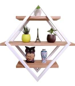 Estante decorativo de madera con estructura geométrica blanca en forma de rombo, ideal para exhibir pequeñas plantas u objetos decorativos en diferentes niveles.