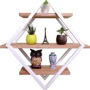 Estante decorativo de madera con estructura geométrica blanca en forma de rombo, ideal para exhibir pequeñas plantas u objetos decorativos en diferentes niveles.