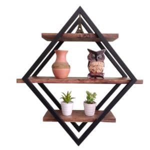 Estantería flotante geométrica de metal negro y madera, con diseño de diamante. Tres niveles para decoración diversa, combinando materiales modernos y rústicos.
