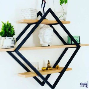 Estante de pared moderno con estructura metálica negra en forma de diamante y repisas de madera, decorado con figuras y plantas pequeñas.