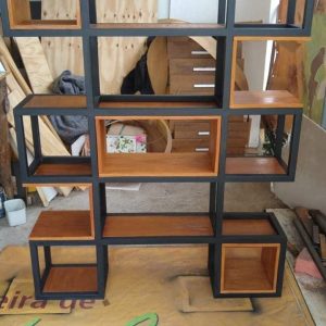 Estantería modular de madera con diseño moderno; estructura negra y acabados en tono marrón; compuesta de cubos abiertos para almacenamiento o decoración; ideal para espacios contemporáneos.