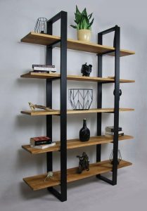 Estantería moderna de madera con cinco niveles, marco metálico negro. Ideal para decoración y almacenamiento. Diseño elegante y funcional para cualquier espacio interior.