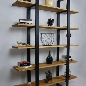 Estantería moderna de madera con cinco niveles, marco metálico negro. Ideal para decoración y almacenamiento. Diseño elegante y funcional para cualquier espacio interior.