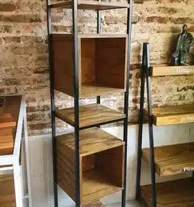 Estantería alta y estrecha de diseño industrial, con estructura metálica negra y cinco estantes de madera en forma de cubo. Ideal para decoración o almacenamiento en espacios reducidos.