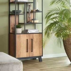 Estante de madera con estructura metálica negra, mezcla de compartimentos abiertos y gabinete inferior cerrado con puertas. Diseño moderno ideal para sala de estar.