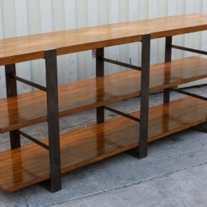 Estantería industrial de tres niveles, con estantes de madera pulida e estructura de metal oscuro. Ideal para almacenamiento y decoración en espacios contemporáneos.