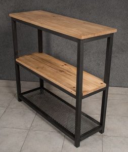 Mueble de estilo industrial con estructura de metal negro y tres estantes; dos de madera y uno de rejilla metálica. Ideal para decoración moderna y almacenamiento en espacios pequeños.