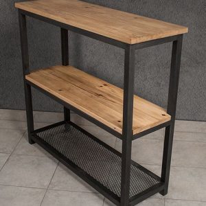 Mueble de estilo industrial con estructura de metal negro y tres estantes; dos de madera y uno de rejilla metálica. Ideal para decoración moderna y almacenamiento en espacios pequeños.
