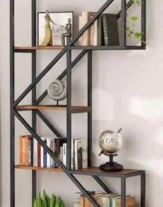 Estantería moderna de metal negro y madera, diseño geométrico con cinco niveles, adornada con libros, plantas y decoraciones.
