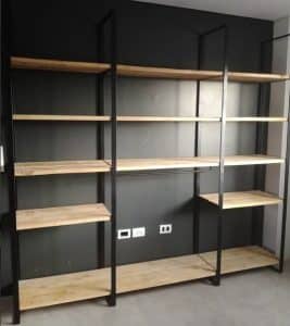 Estantería de diseño industrial con estructura metálica negra y baldas de madera clara. Ideal para la organización y decoración de espacios modernos.