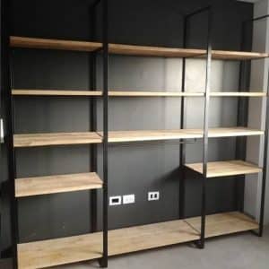 Estantería de diseño industrial con estructura metálica negra y baldas de madera clara. Ideal para la organización y decoración de espacios modernos.