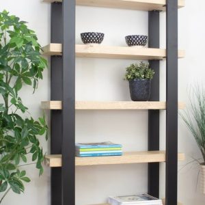 Estantería alta de diseño industrial con estructura de metal negro y baldas de madera clara. Ideal para decoración y almacenamiento.