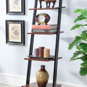 Estantería tipo escalera de metal negro con cinco estantes de madera. Perfecta para exhibir decoraciones y libros en un diseño moderno y elegante.