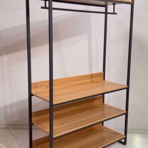 Estantería moderna con estructura metálica negra y estantes de madera. Cuenta con tres niveles amplios y un espacio superior para colgar. Ideal para almacenamiento y decoración.