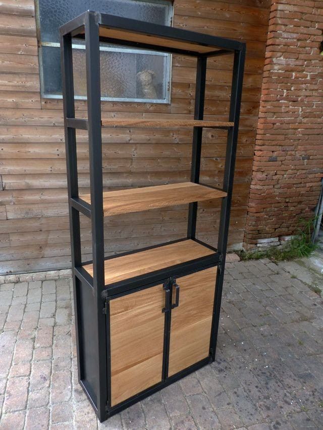 Estantería de metal negro y madera, con dos baldas abiertas y un armario inferior de puertas dobles. Diseño industrial ideal para organizar y decorar espacios interiores.