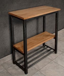 Mesa alta de madera con marco de metal negro, con estante inferior. Estilo industrial, ideal para espacios modernos y funcionales. Superficie y estante de color claro.