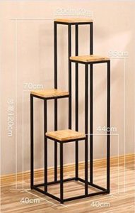 Estantería escalonada de metal negro con cuatro plataformas de madera a diferentes alturas. Ideal para decorar y exhibir plantas o adornos. Dimensiones variadas para mayor funcionalidad.