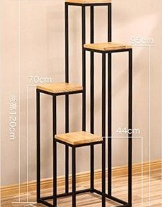 Estantería escalonada de metal negro con cuatro plataformas de madera a diferentes alturas. Ideal para decorar y exhibir plantas o adornos. Dimensiones variadas para mayor funcionalidad.