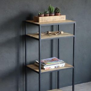 Estantería de diseño minimalista, con estructura metálica negra y estantes de madera natural. Perfecta para espacios modernos, ideal para libros y adornos.