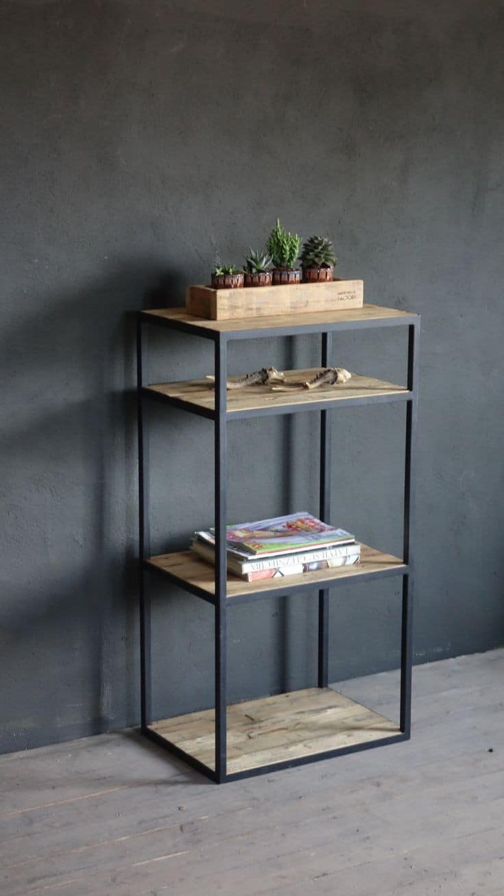 Estantería de diseño minimalista, con estructura metálica negra y estantes de madera natural. Perfecta para espacios modernos, ideal para libros y adornos.