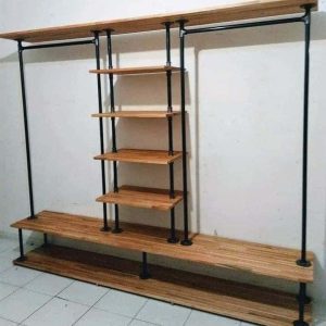 Estantería modular de madera y metal con múltiples niveles. Diseño minimalista, ideal para almacenamiento y decoración en hogares modernos.
