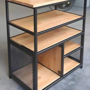 Mueble de estantería con estructura metálica negra y baldas de madera. Incluye paneles laterales de malla y un compartimento con puerta, combinando estilo industrial y funcionalidad.