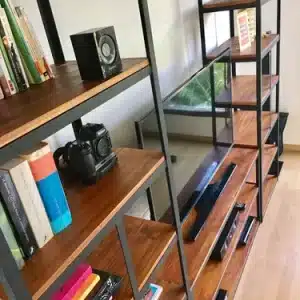 Estantería de metal negro y madera, con múltiples niveles para libros y objetos decorativos. Diseño moderno e industrial, coloca libros, cámaras y altavoces.