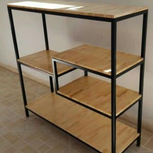 Estante moderno de cuatro niveles con estructura metálica negra y superficies de madera clara, ideal para almacenamiento y decoración en interiores minimalistas.