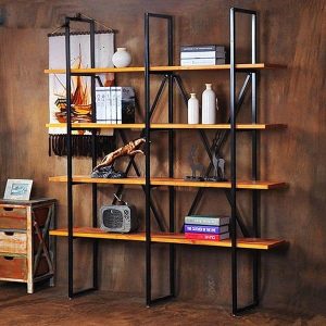 Estantería moderna con estructura de metal negro y estantes de madera, decorada con libros, figuras y jarrones, ideal para sala o estudio.