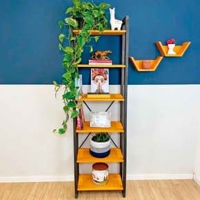 Estantería de madera con marco metálico negro, varios niveles con plantas y decoraciones. Estilo moderno y minimalista, ideal para sala de estar o estudio.