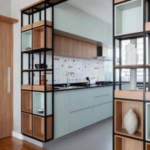 Estantería moderna con estructura metálica negra y baldas de madera, integrada en decoración de cocina, con nichos para decoración.