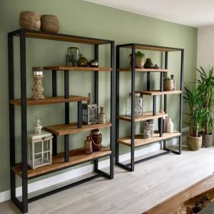 Estantería moderna de metal negro y madera, con varios estantes que sostienen decoración diversa. Ideal para almacenamiento y exhibición en interiores.