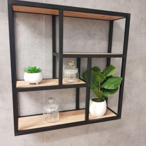 Estante de pared con marco de metal negro y baldas de madera, diseño geométrico moderno. Incluye decoración minimalista con plantas y frascos de vidrio.