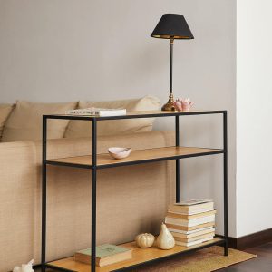 Estantería moderna con estructura de metal negro y baldas de madera clara. Ideal para el salón, combina estilo y funcionalidad para organizar y decorar espacios.