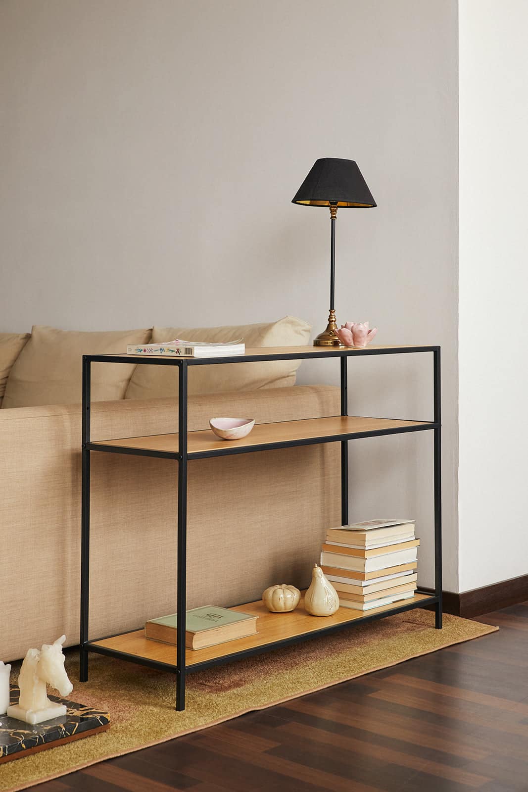 Estantería moderna con estructura de metal negro y baldas de madera clara. Ideal para el salón, combina estilo y funcionalidad para organizar y decorar espacios.