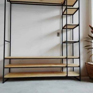 Estantería de madera con estructura metálica negra. Cuenta con un compartimento superior amplio y cinco estantes verticales a la derecha, ideal para almacenamiento y organización.