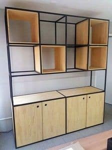 Estantería moderna de metal negro y madera clara con varios compartimentos cuadrados y armarios inferiores con puertas; diseño minimalista y funcional para almacenamiento.