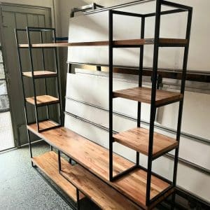 Estantería moderna con estructura de metal negro y estantes de madera. Diseño minimalista con múltiples niveles para almacenamiento o decoración. Ideal para interiores contemporáneos.