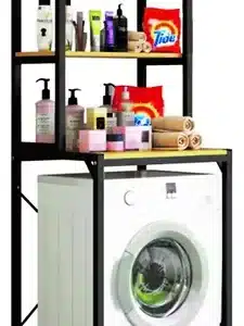 Estante de metal negro para lavadora con tres repisas de madera en la parte superior, ideal para almacenar detergentes y productos de limpieza.