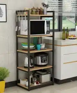 Estante de cocina de metal con cinco niveles de madera: microondas, utensilios de cocina, platos, tazas, y electrodomésticos como cafetera y freidora. Ideal para organización y almacenaje.