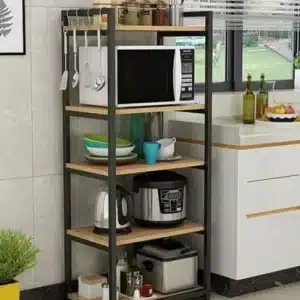 Estante de cocina de metal con cinco niveles de madera: microondas, utensilios de cocina, platos, tazas, y electrodomésticos como cafetera y freidora. Ideal para organización y almacenaje.