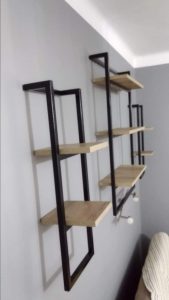 Estantería de pared moderna con estructura metálica negra y estantes de madera clara. Diseño geométrico y minimalista, ideal para decoración contemporánea.