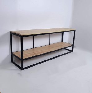 Estante moderno con estructura de metal negro y dos repisas de madera clara. Diseño minimalista, ideal para salas o estudios.